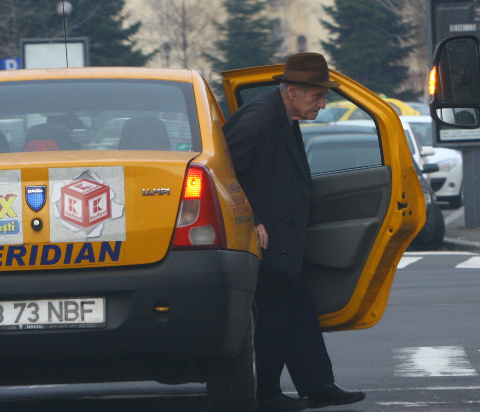 Alexandru Visinescu a coborat din taxi. Acesta a fost insotit de un apropiat