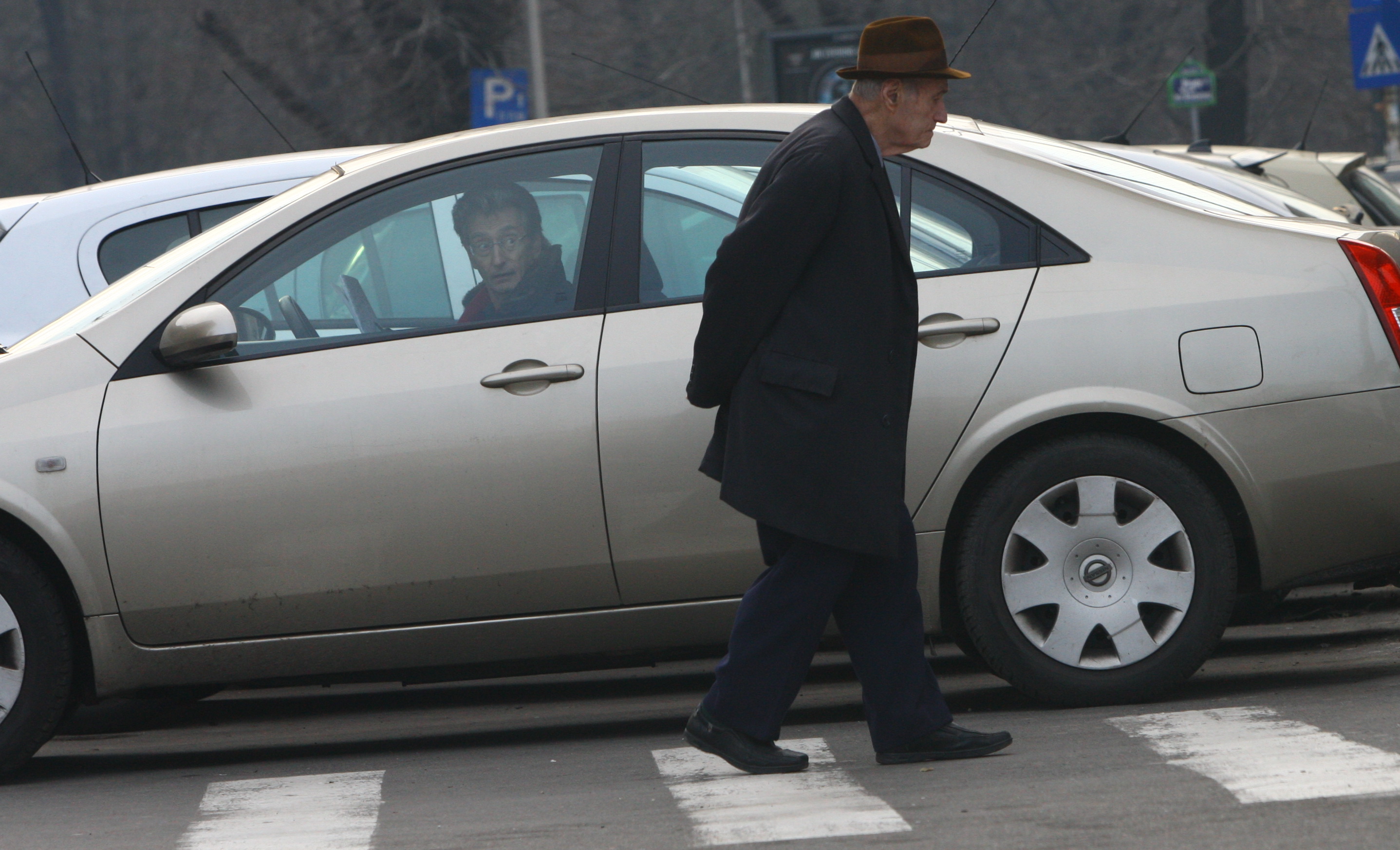 Oamenii l-au recunoscut pe tortionar. Vedeti reactia soferului in momentul in care acesta a trecut pe langa o masina!