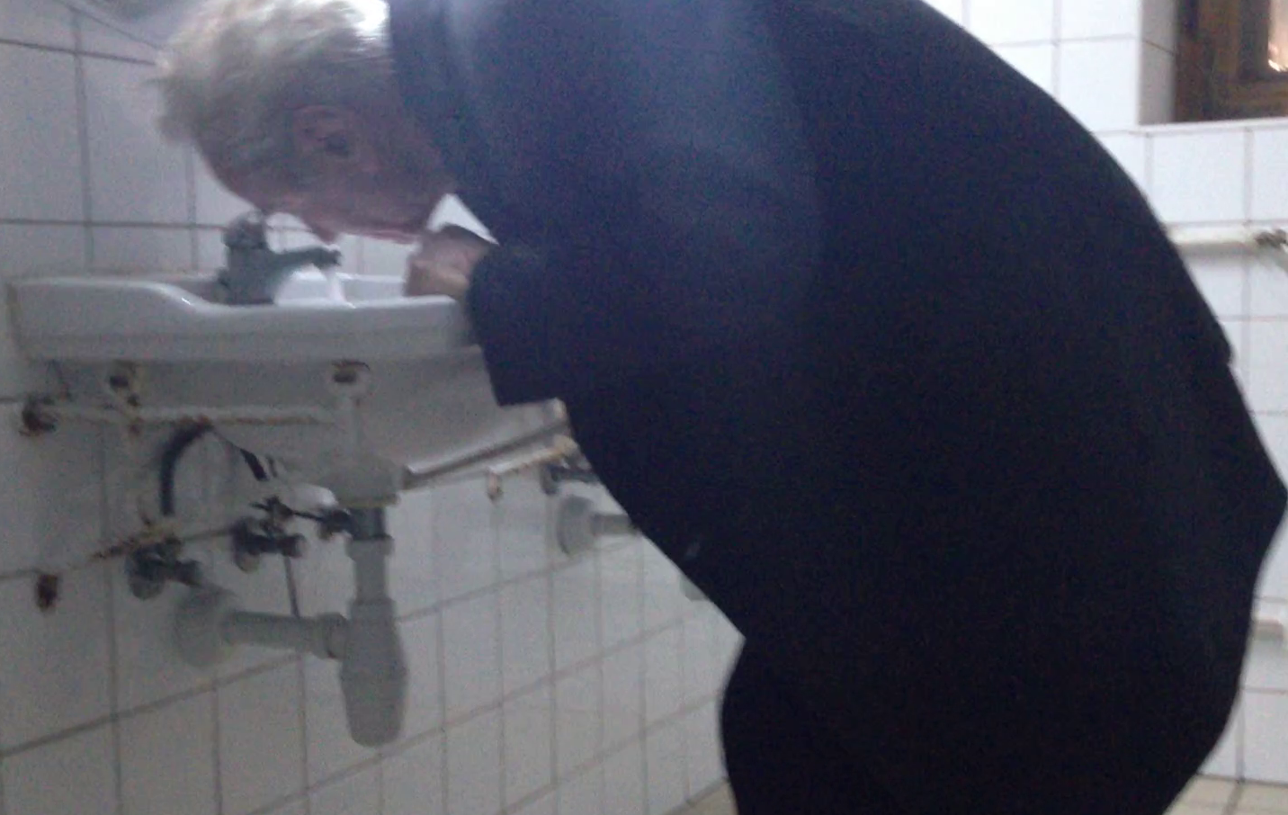 Visinescu a baut apa direct de la gura robinetului