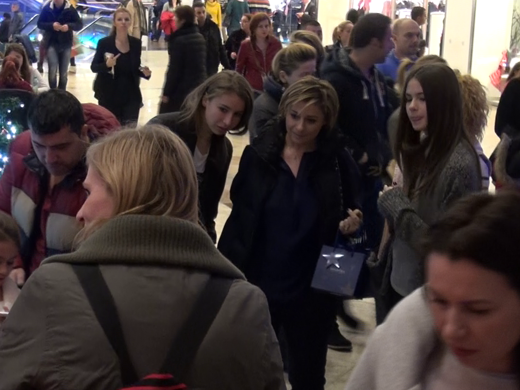 Anamaria Prodan este sprijinita de cele doua fete, perdsoane de incredere la cumparaturi