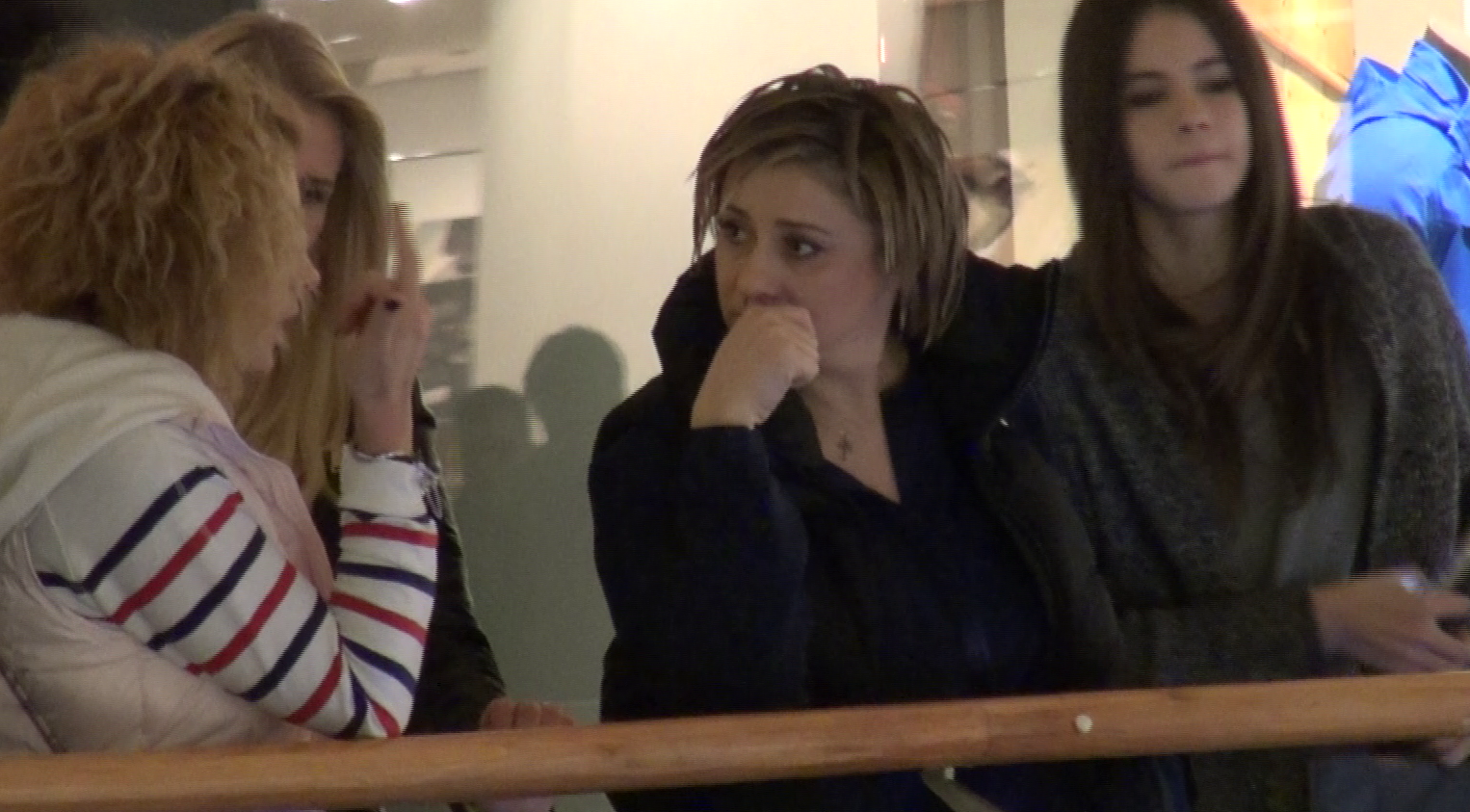 Sedinta de urgenta. Ana si-a luat partenerele de cumparaturi pentru planul de atac al magazinelor