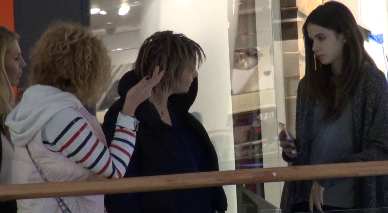 Fetele au gesticulat nervoase, semn ca nu au gasit tot ce si-au dorit