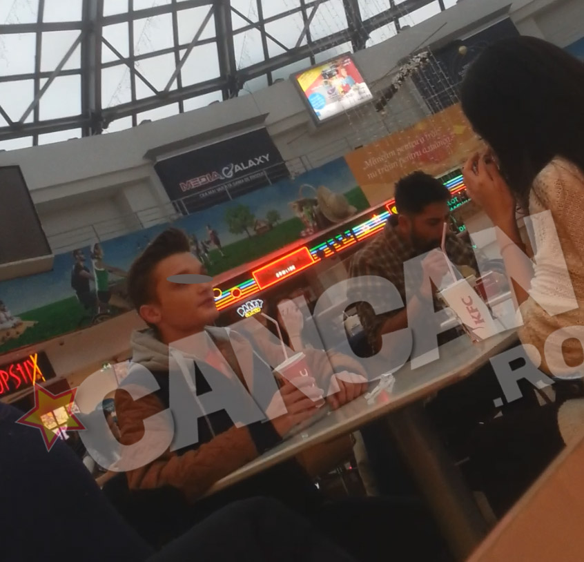 Interpretul pare multumit de alegerea facuta