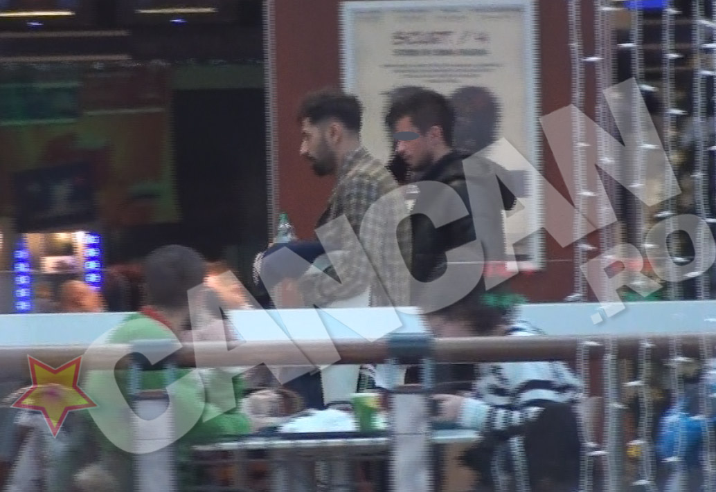 Connect-R vorbeste la telefon si pare agitat