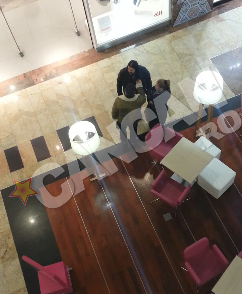 Artistul sta de vorba cu doi prieteni buni