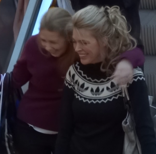 Alina si prietena ei au izbucnit in ras ca dupa un banc savuros