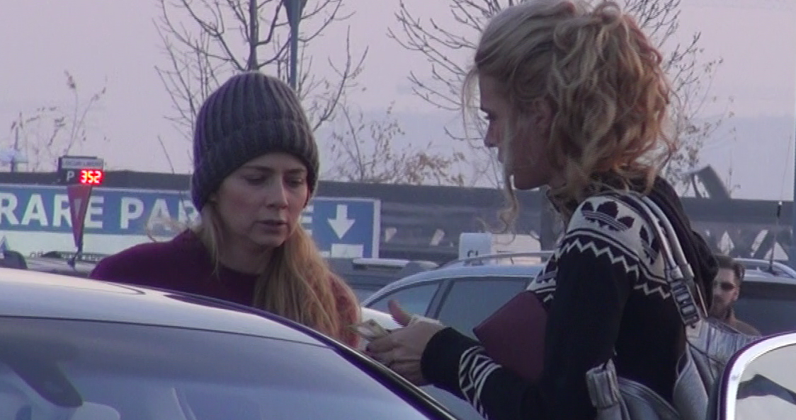 Tanara a insotit-o pe Alina Borcea pana la masina, unde blonda a cadorisit-o cu bani