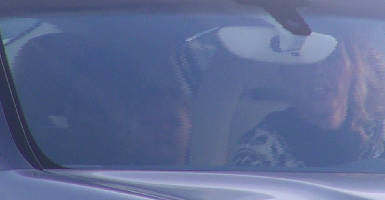 In masina o asteptau baietelul si bona