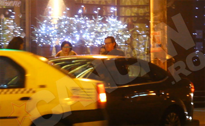 Artistul asteapta un taxi pentru a se indrepta catre casa