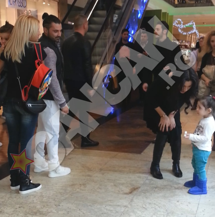 Raluca a fost atenta ca Maria sa nu se piarda in multime