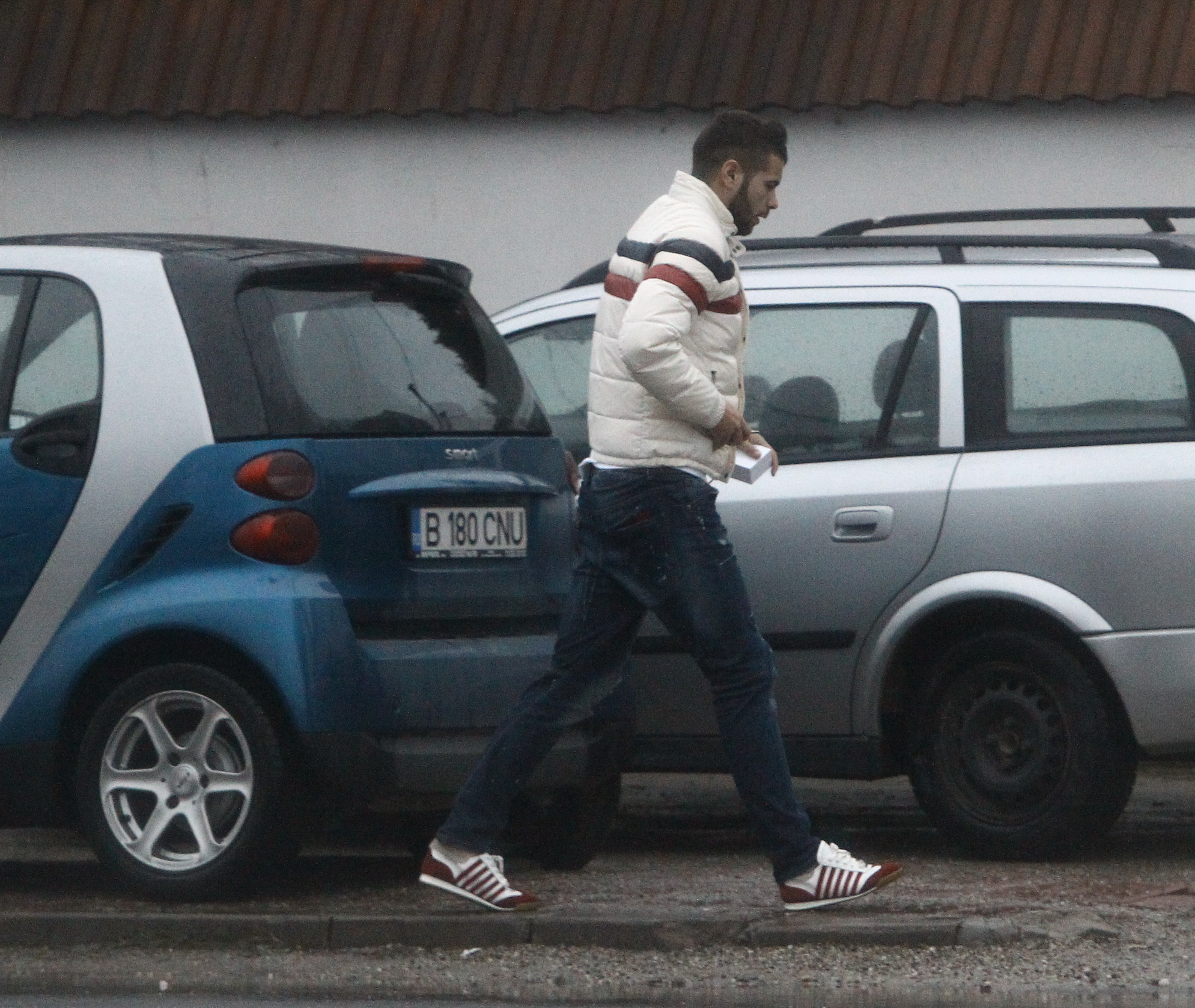 Daminuta a parcat masina si se grabeste sa intre in restaurant