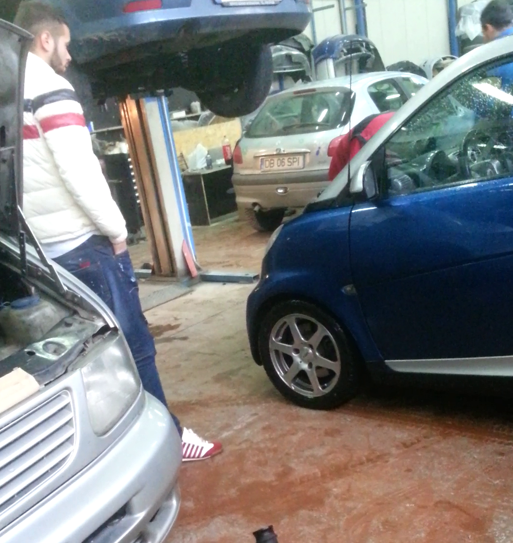 Cristian Daminuta a mers in service pentru a repara farul masinii