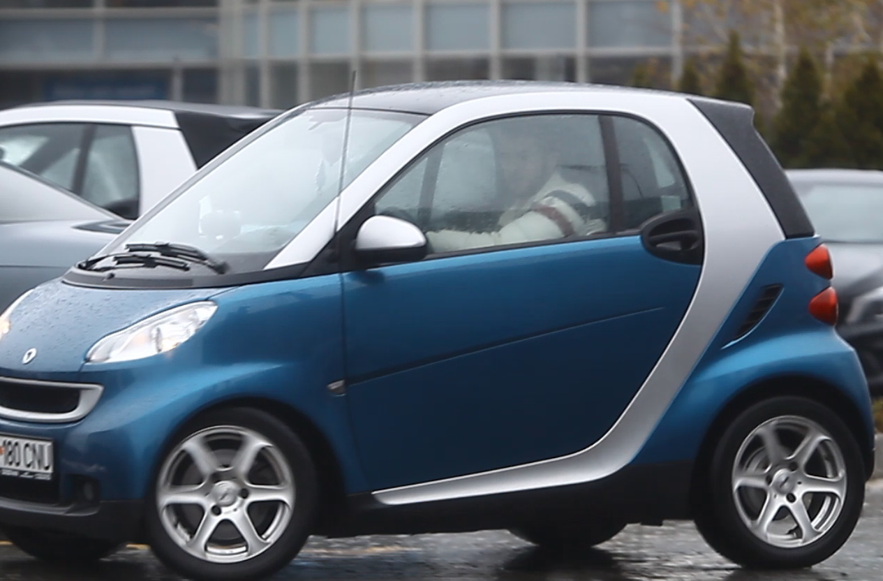 La volanul micutului automobil, Daminuta se descurca perfect in trafic