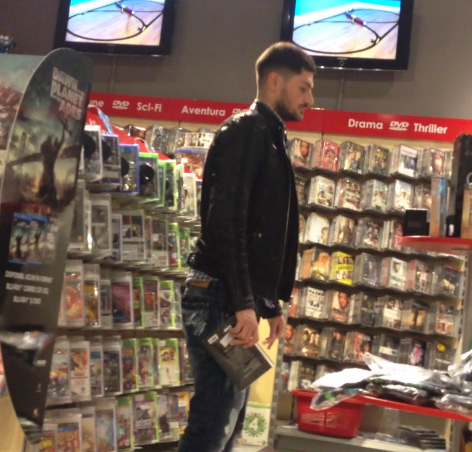 Cocis a luat cartea de la raft si a mers la casa de marcat pentru a plati