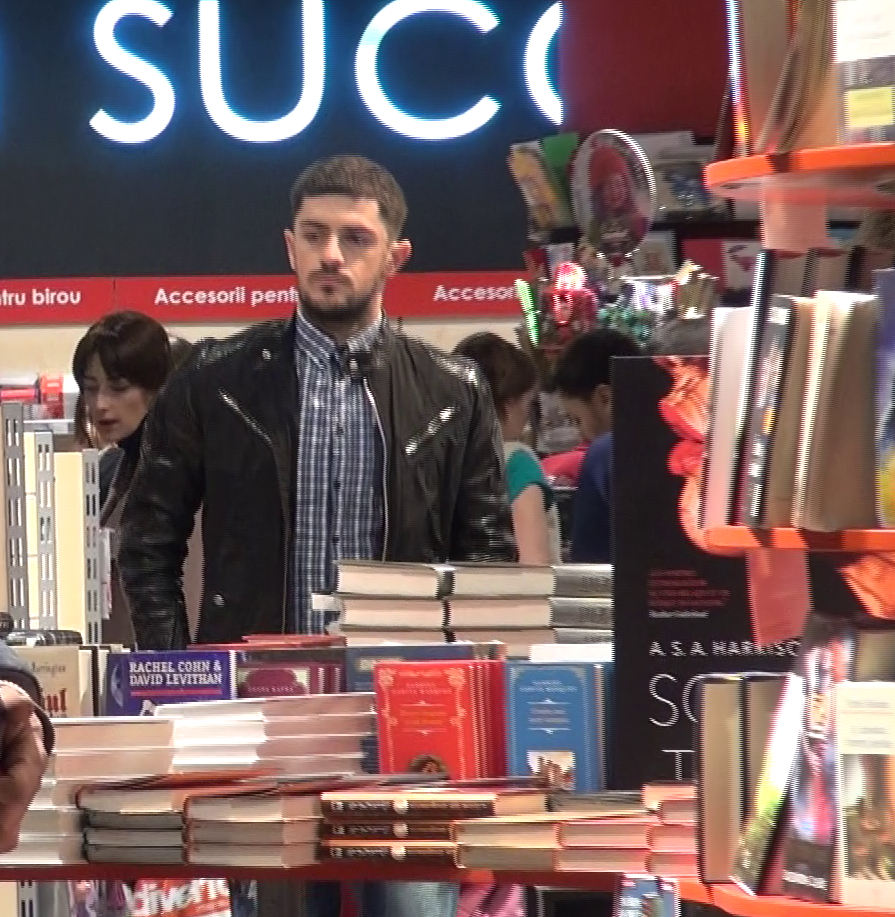 Cocis nu a parut sa se plictiseasca in librarie