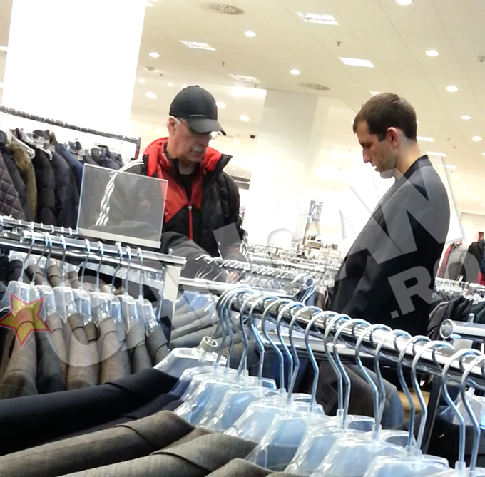 Tanarul care il insoteste ii asculta sfaturile cu strictete