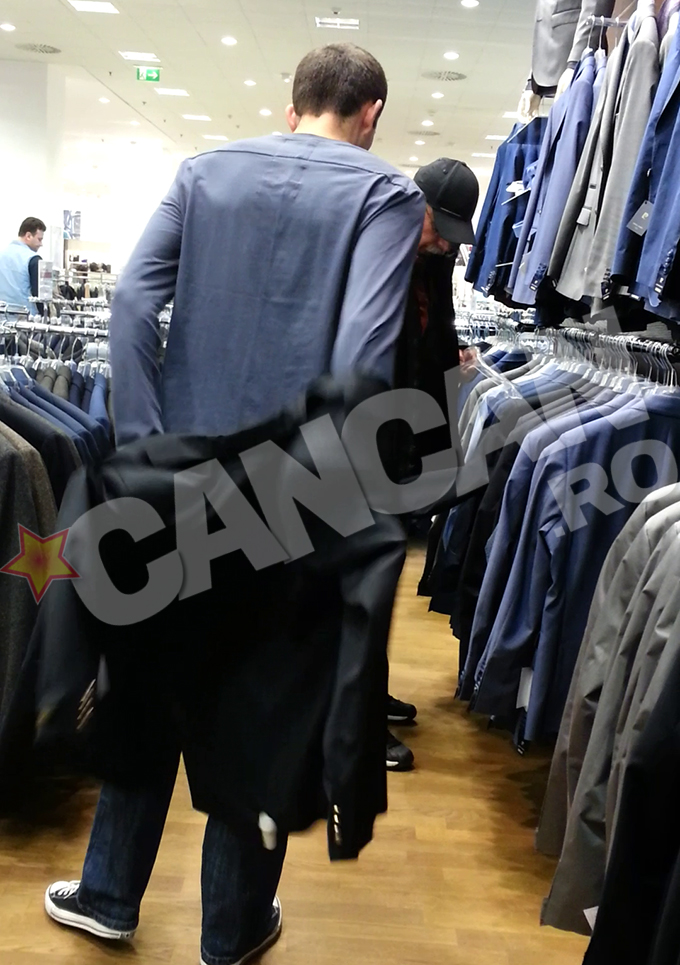 Barbatul probeaza cu rabdare toate costumele