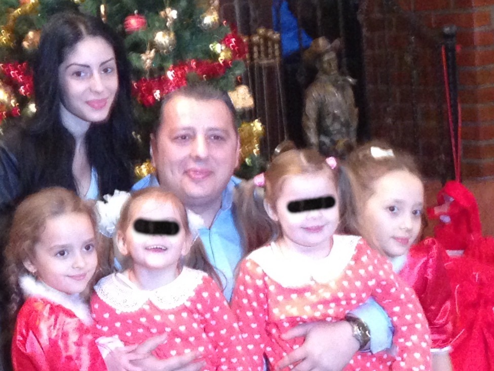 Gemenele au fost alaturi de nasul lor cand au primit cadourile de la Mos Craciun