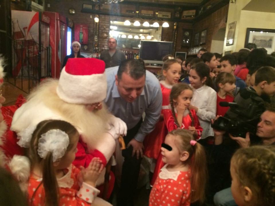 Ana si Maria au spus Tatal Nostru inainte sa isi primeasca cadourile