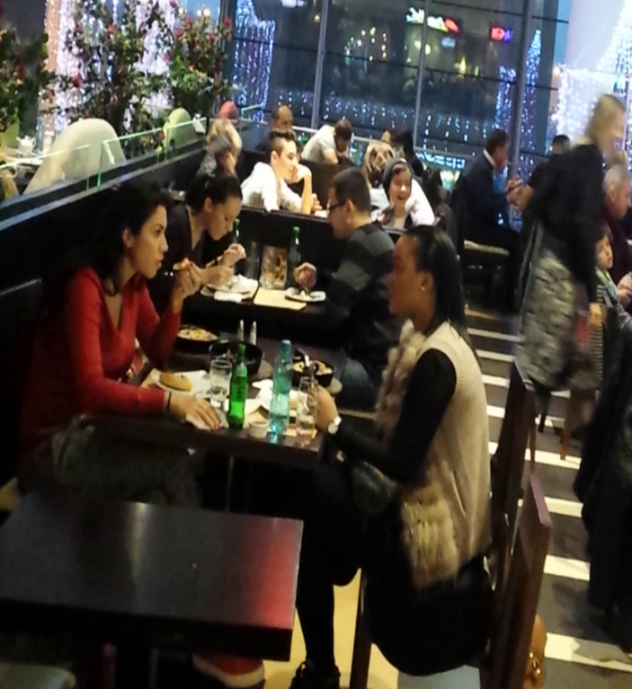 raluca pastrama cu o negresa in mall