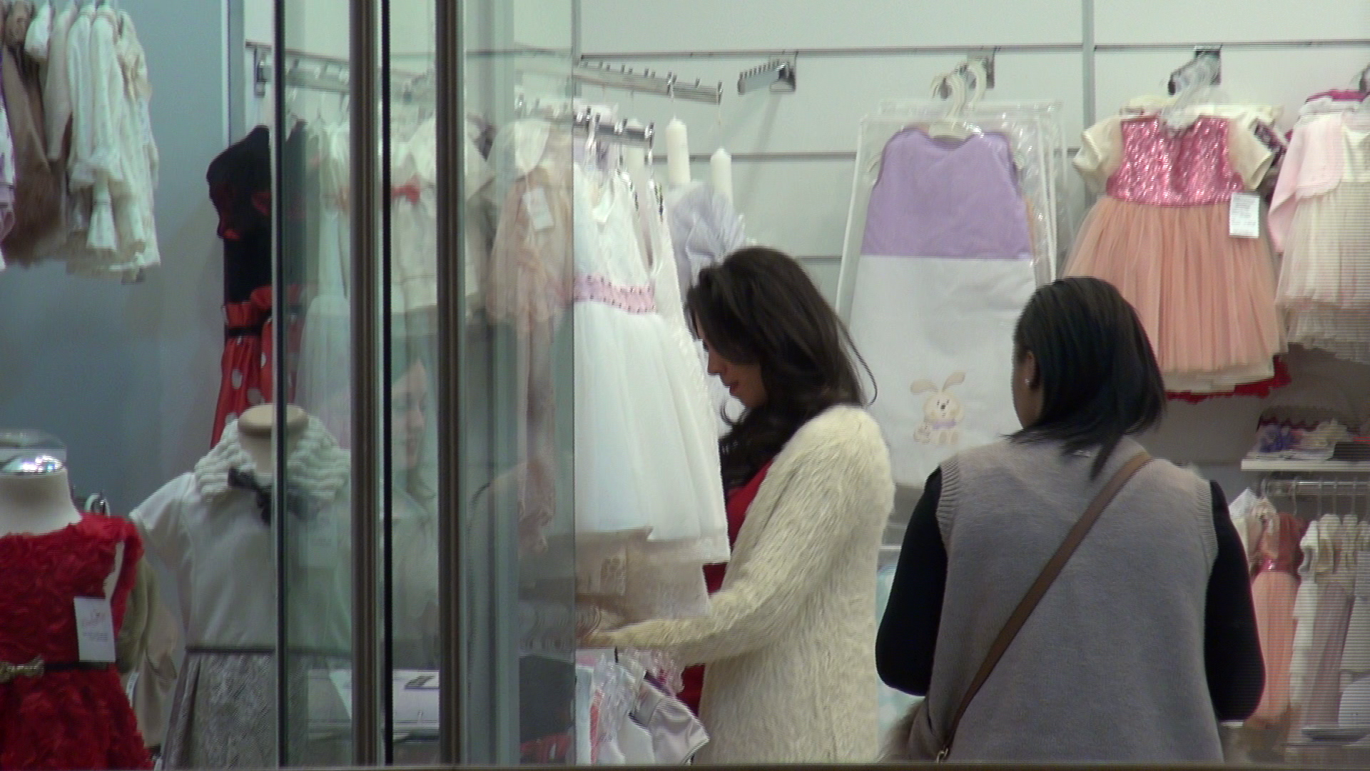 raluca pastrama cu o negresa in mall