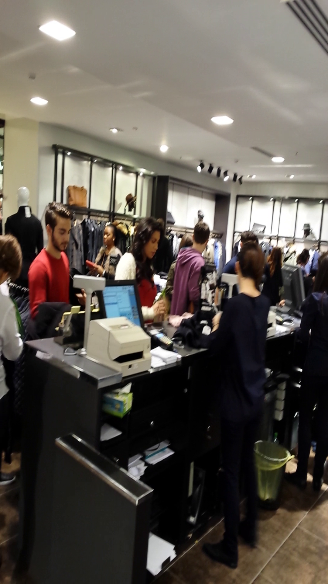 raluca pastrama cu o negresa in mall