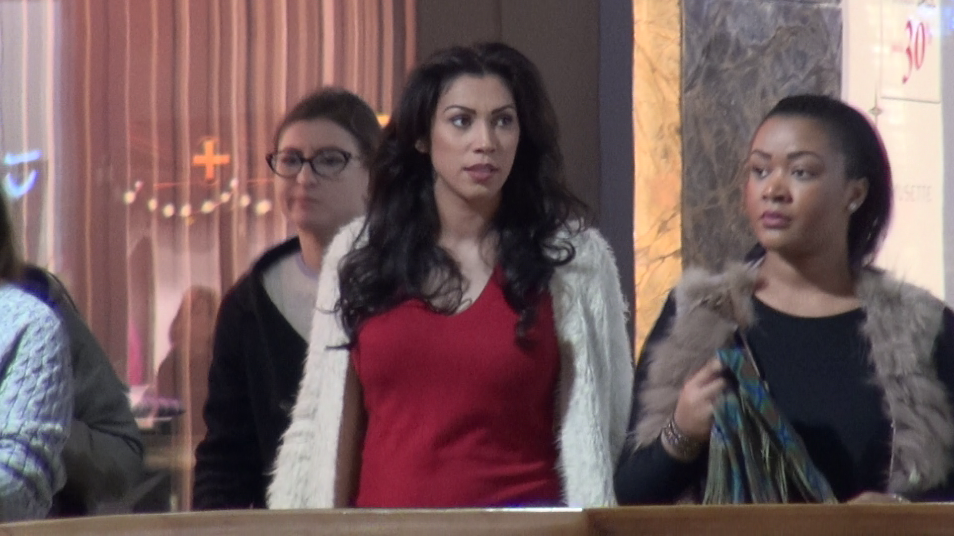 raluca pastrama cu o negresa in mall