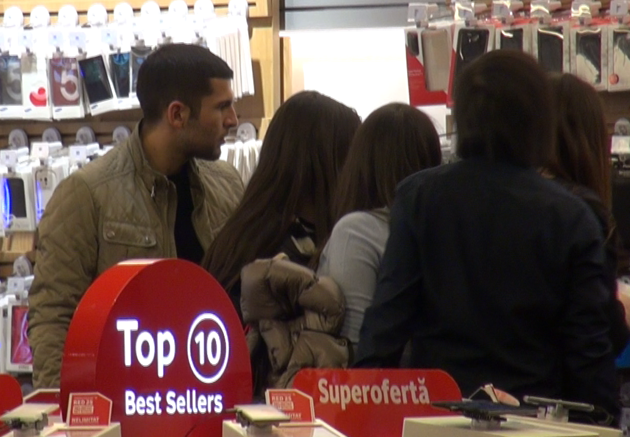 Fetele lui Gigi s-au uitat dupa o husa de telefon sau de tableta