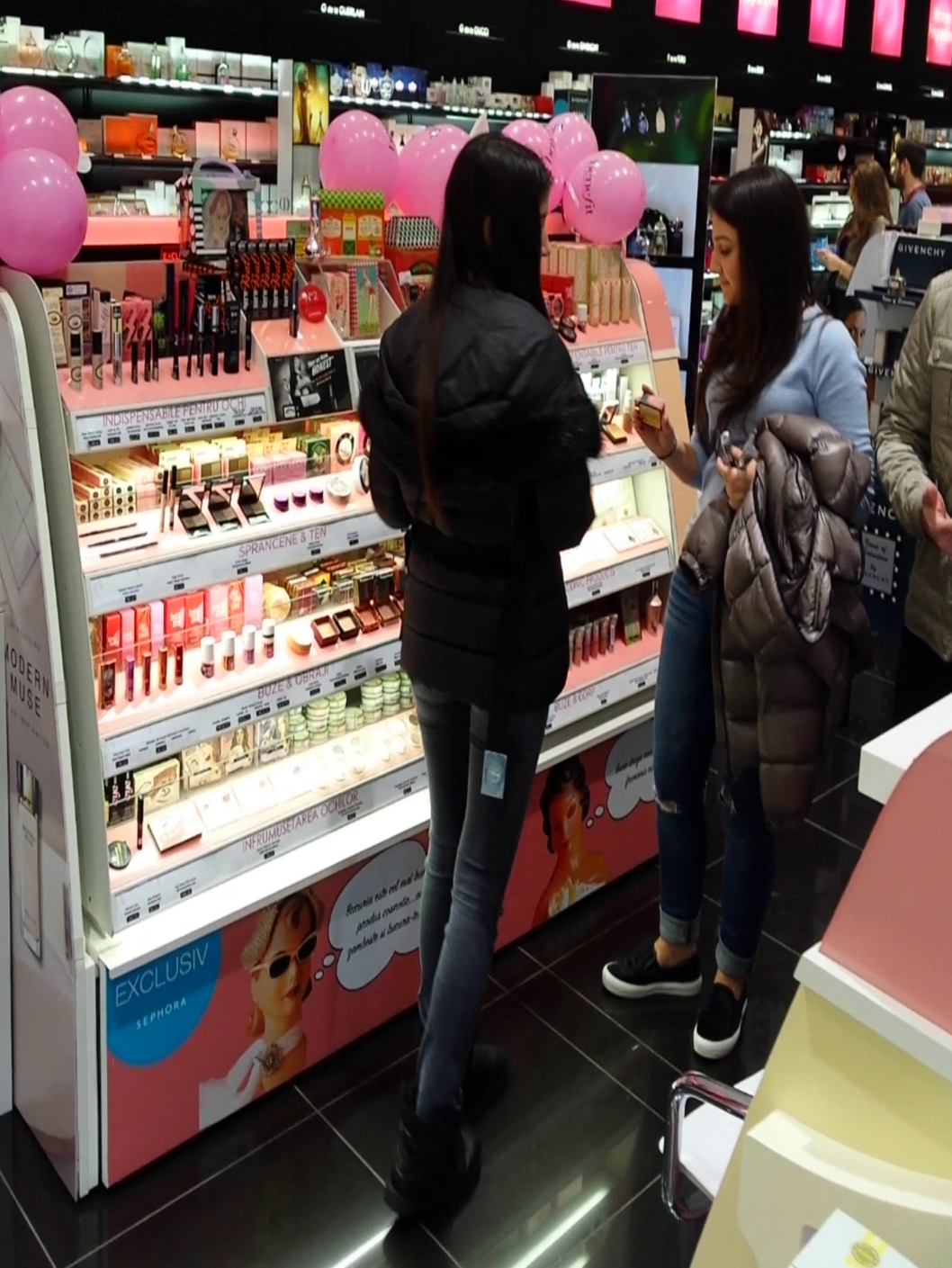 Teodora a consiliat-o pe Cristina cand a venit vorba de produsele cosmetice