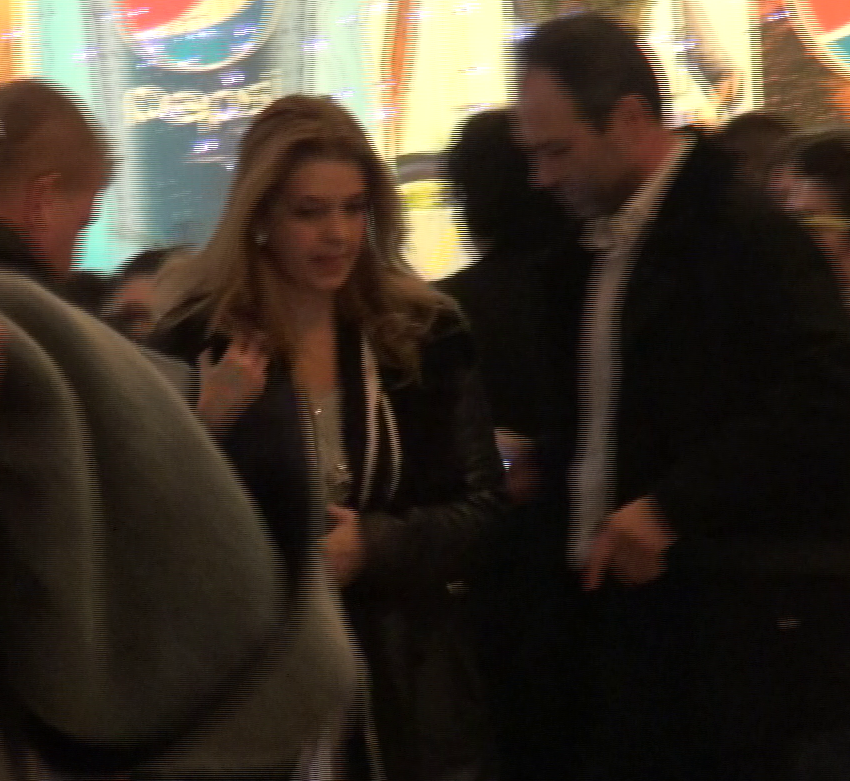 bianca brad cu iubitul la mall