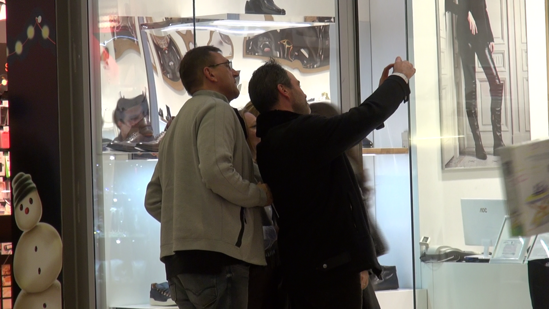 bianca brad cu iubitul la mall