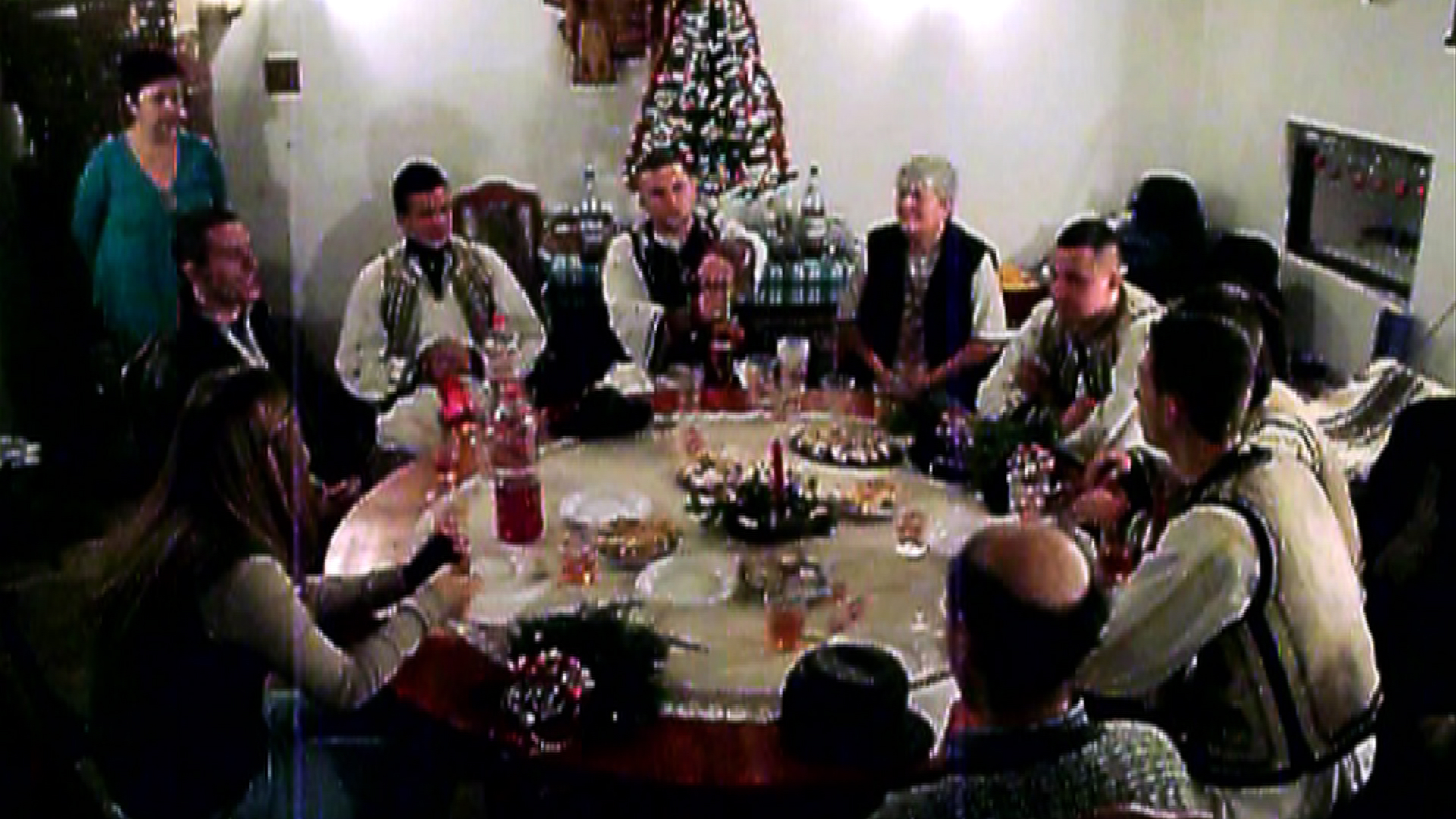 Mama FNI e fericita cand o viziteaza colindatorii