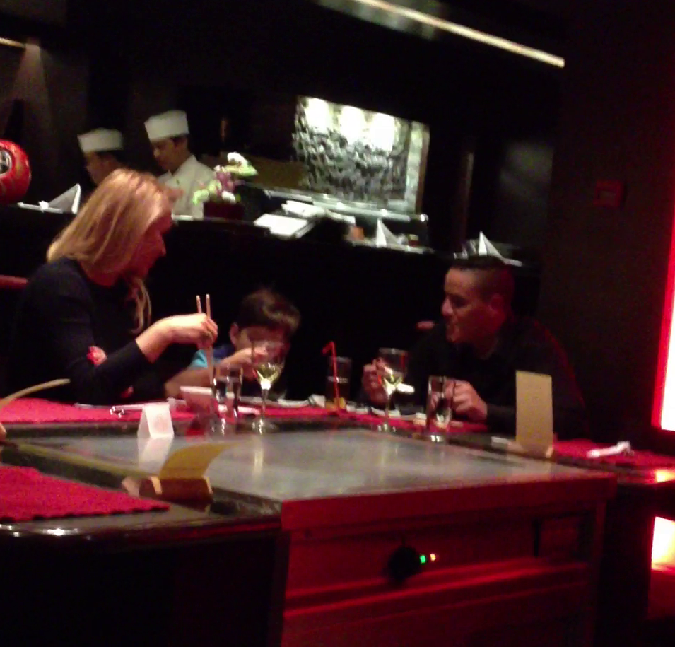 vica cu iubitul si copilul la restaurant