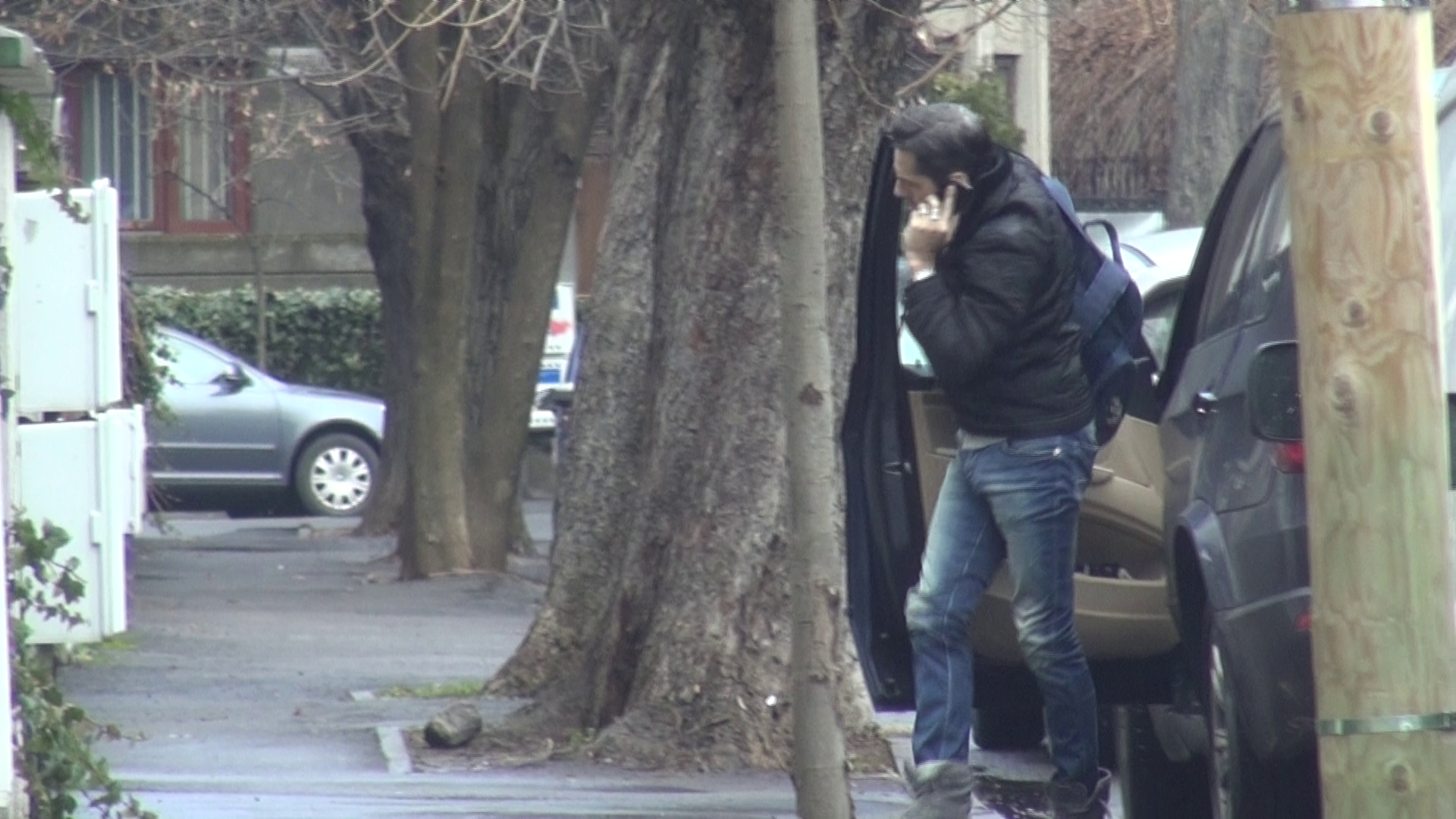 Banica jr se grabeste sa intre intr-un imobil