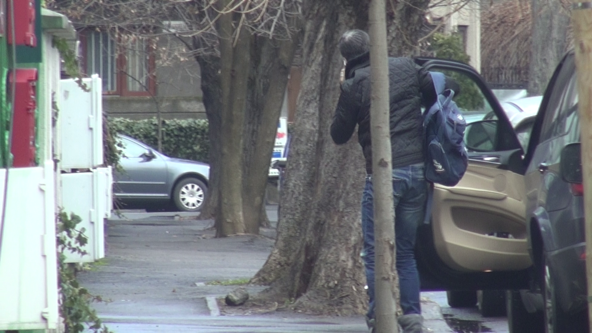 El inchide portiera automobilului, in timp ce vorbeste la telefon