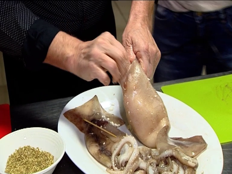 A gatit calamari umpluti cu branza feta si ardei rosu