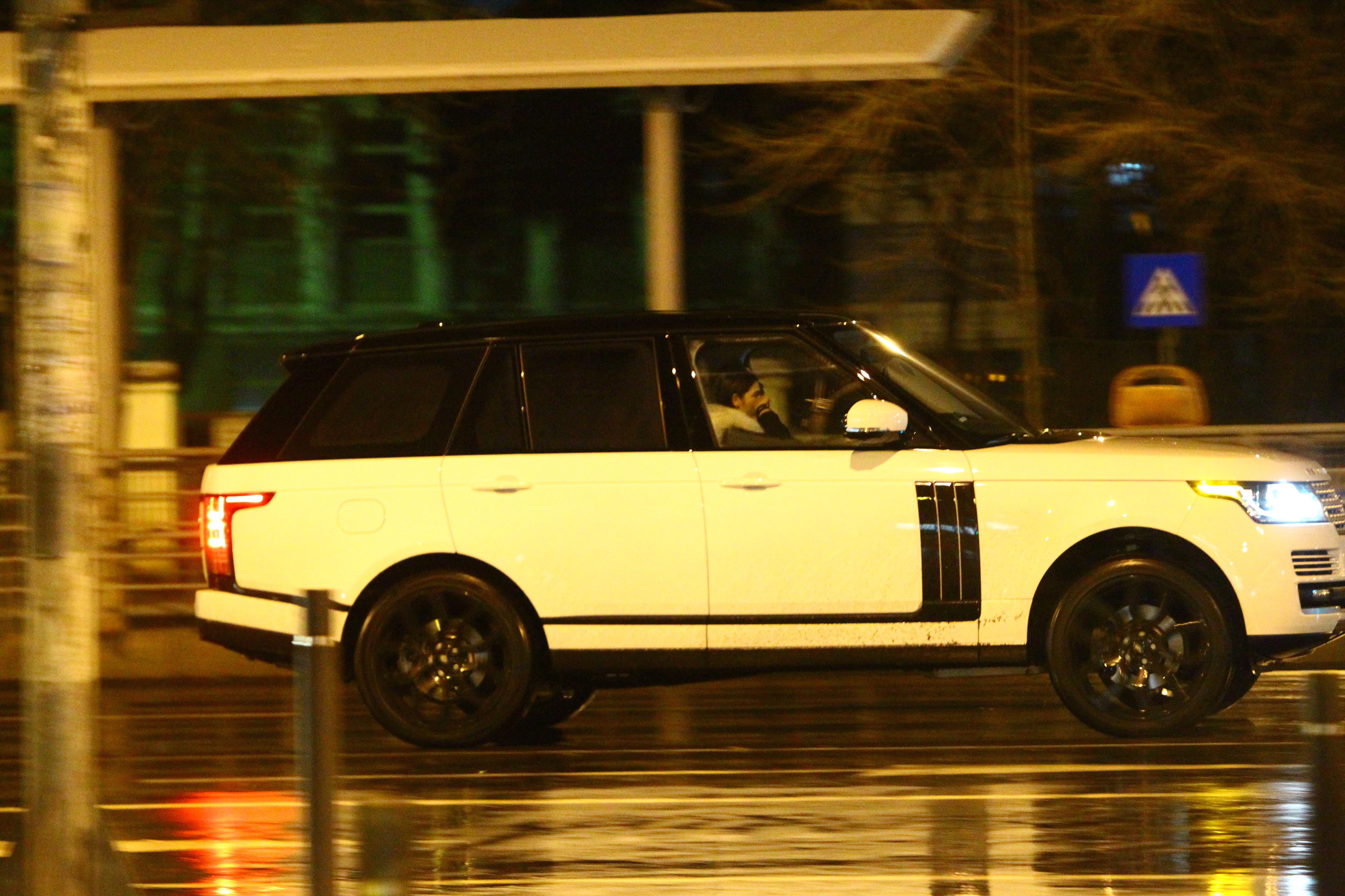 Cei doi pleaca singuri in masina, urmati de oamenii de incredere ai cantaretului