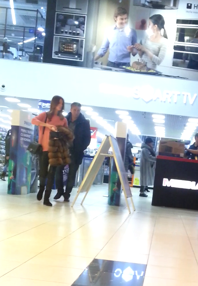 Dan Petrescu si sotia lui se grabesc sa duca jocul la masina