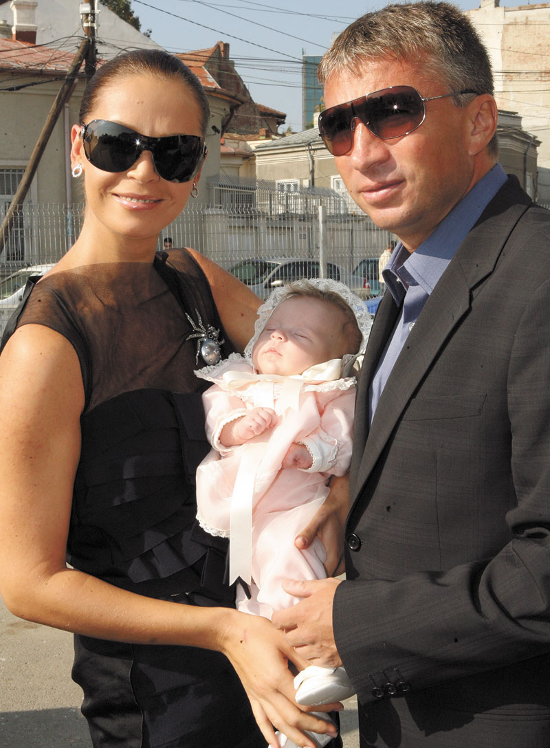Dan Petrescu si Adriana sunt impreuna de mai multi ani. Cei doi au impreuna o fetita