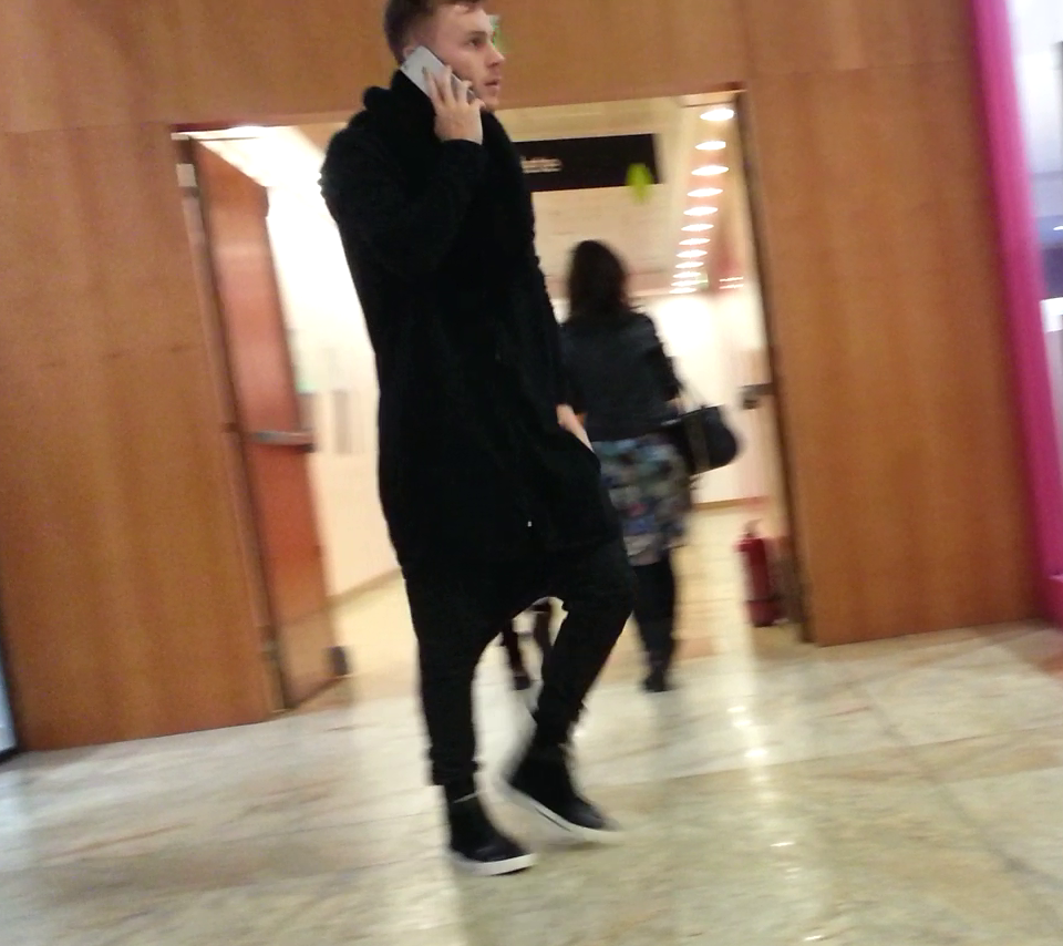 Maxim vorbeste la telefon cu un apropiat si este extrem de agitat