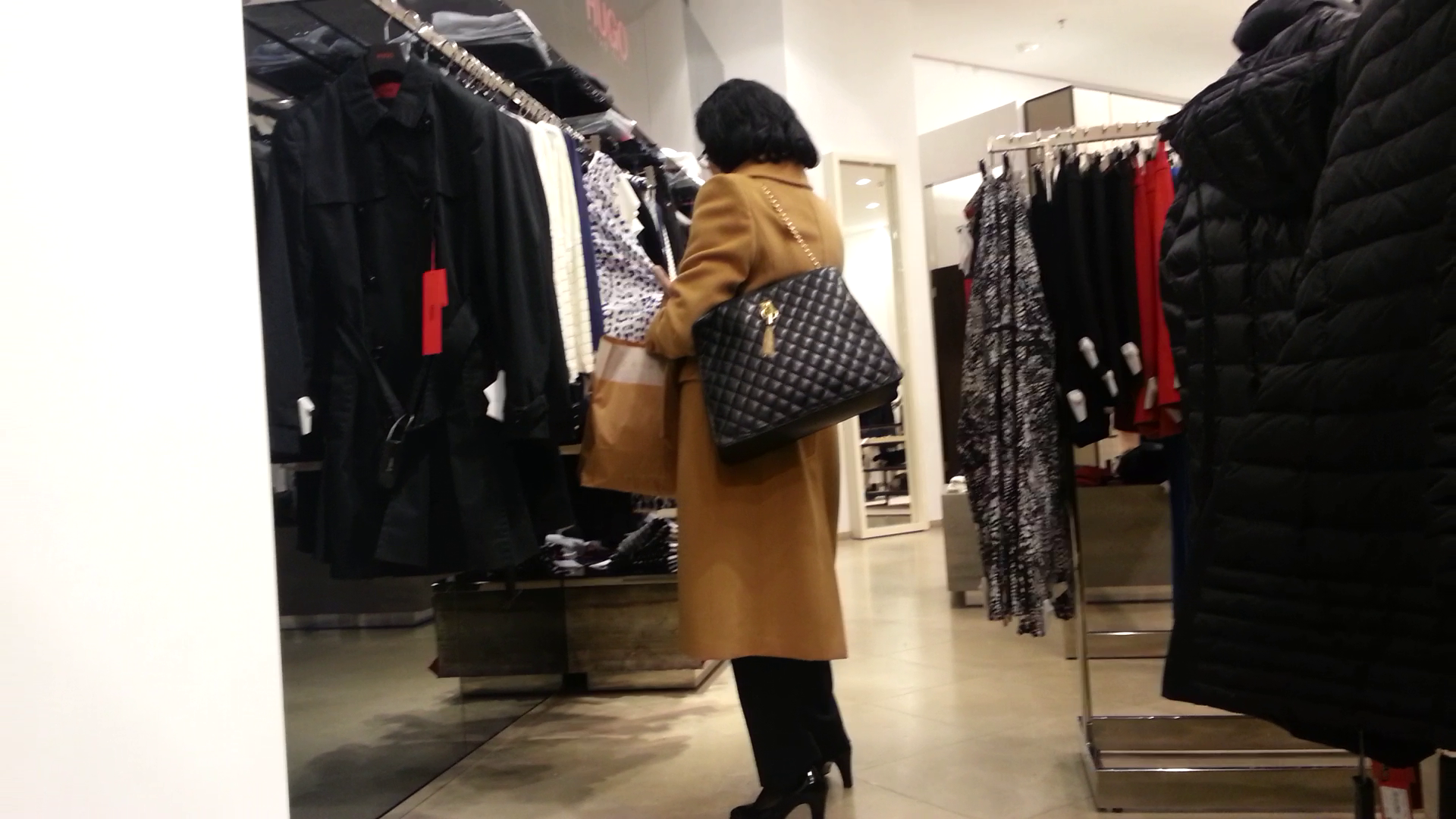 Ecaterina Andronescu studiaza cu atentie oferta de la raft