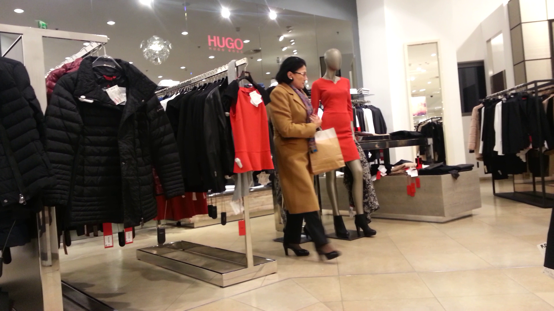 Fostul ministru al educatiei a luat metodic tot magazinul