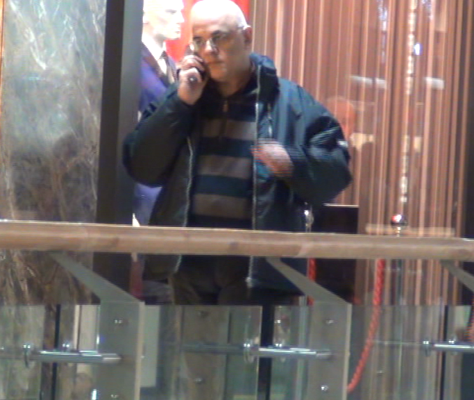 Cat timp a stat la mall, Raed arafat a vorbit foarte mult la telefon
