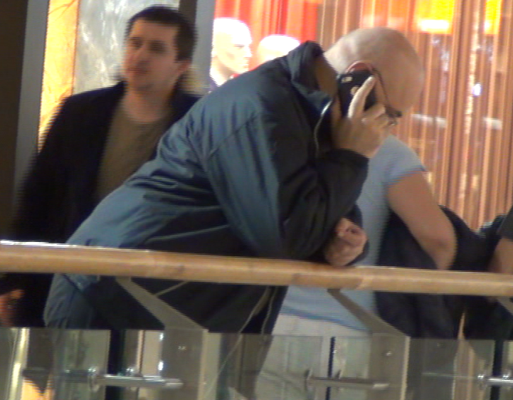 Arafat s-a oprit pentru cateva secunde, semn ca discutia telefonica era foarte importanta