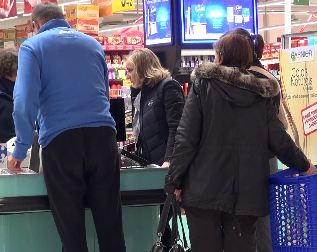 La casa, Gabi s-a ocupat cu achitarea facturii, iar sotul ei a pus in plasa si in carucior