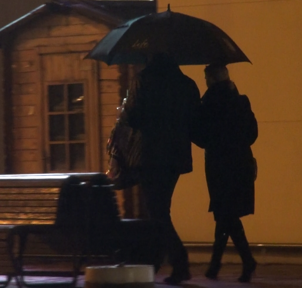 Cei doi indragostiti se indreapta spre masina