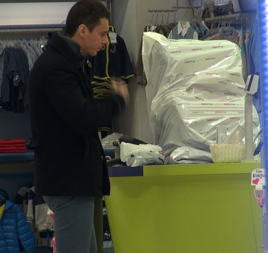 Badea a platit produsul si se pregateste sa plece din magazin