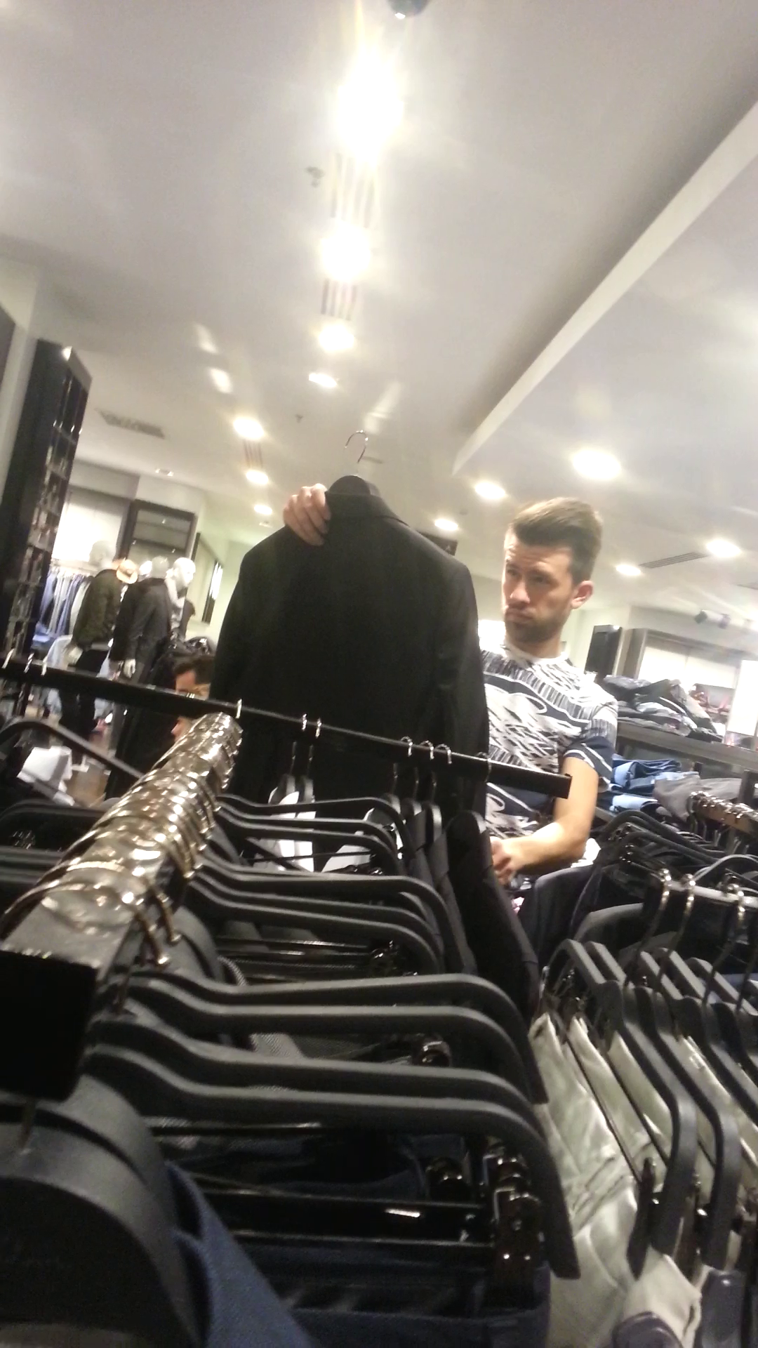 Ristei s-a uitat la mai multe haine, insa nu a cumparat nimic