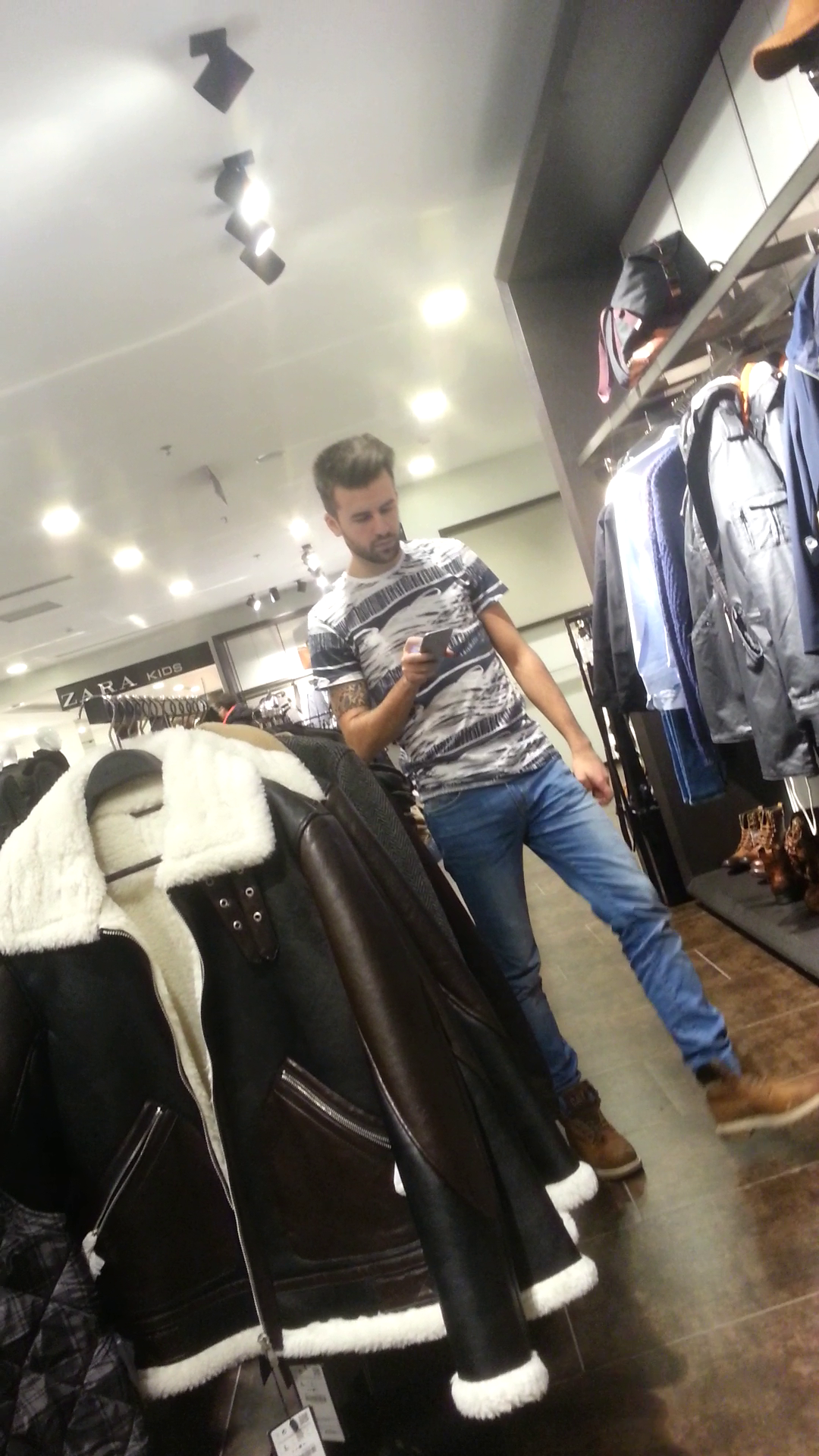 Plictisit, Ristei a butonat telefonul mobil