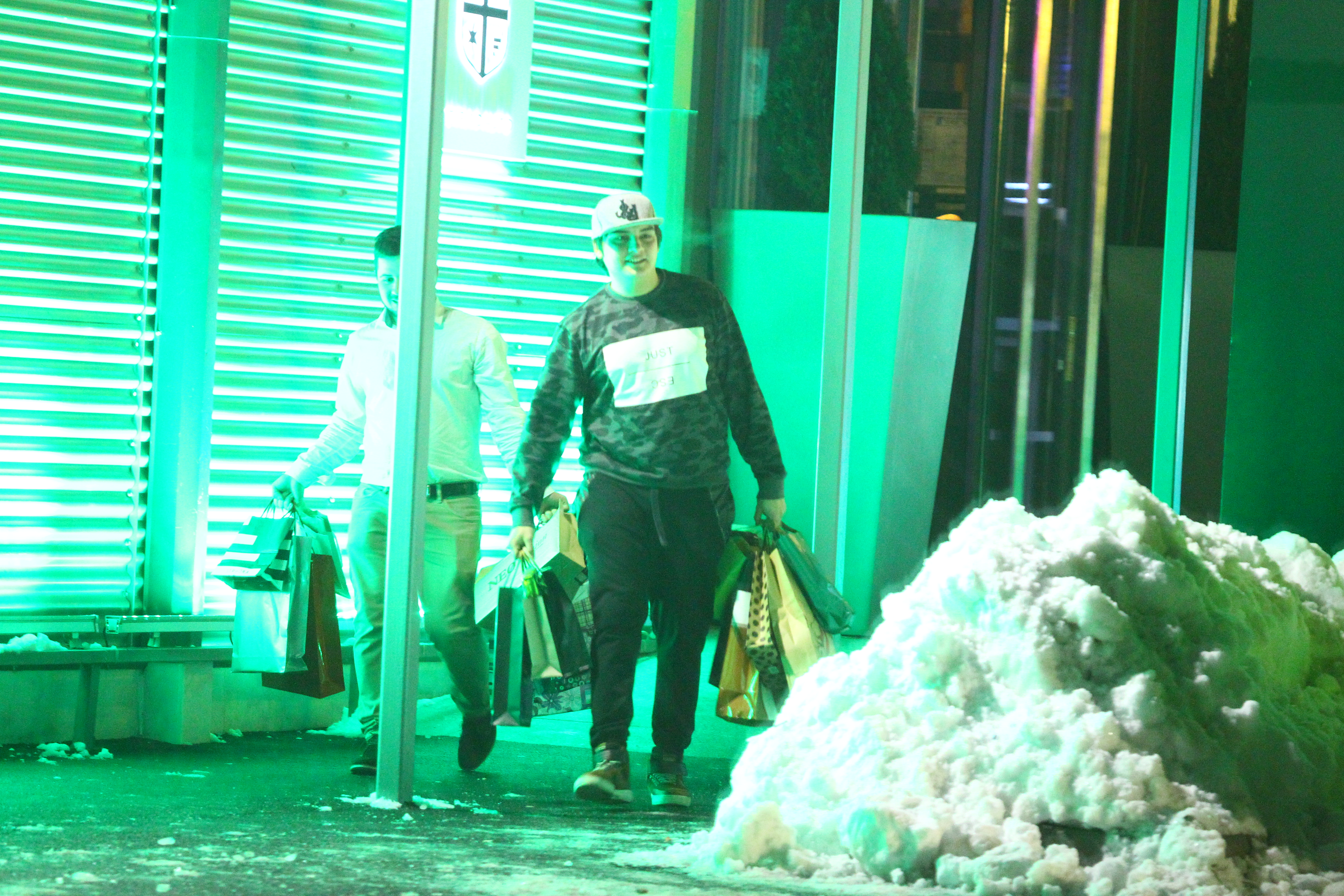 Invitatii duc cadoruile in masina lui Moga